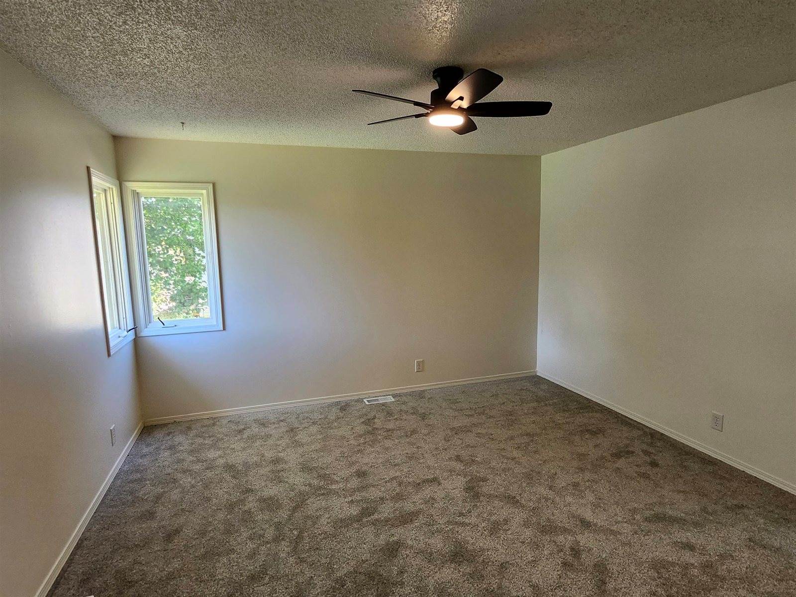 9039 East Skinner St, Wichita, KS 67207