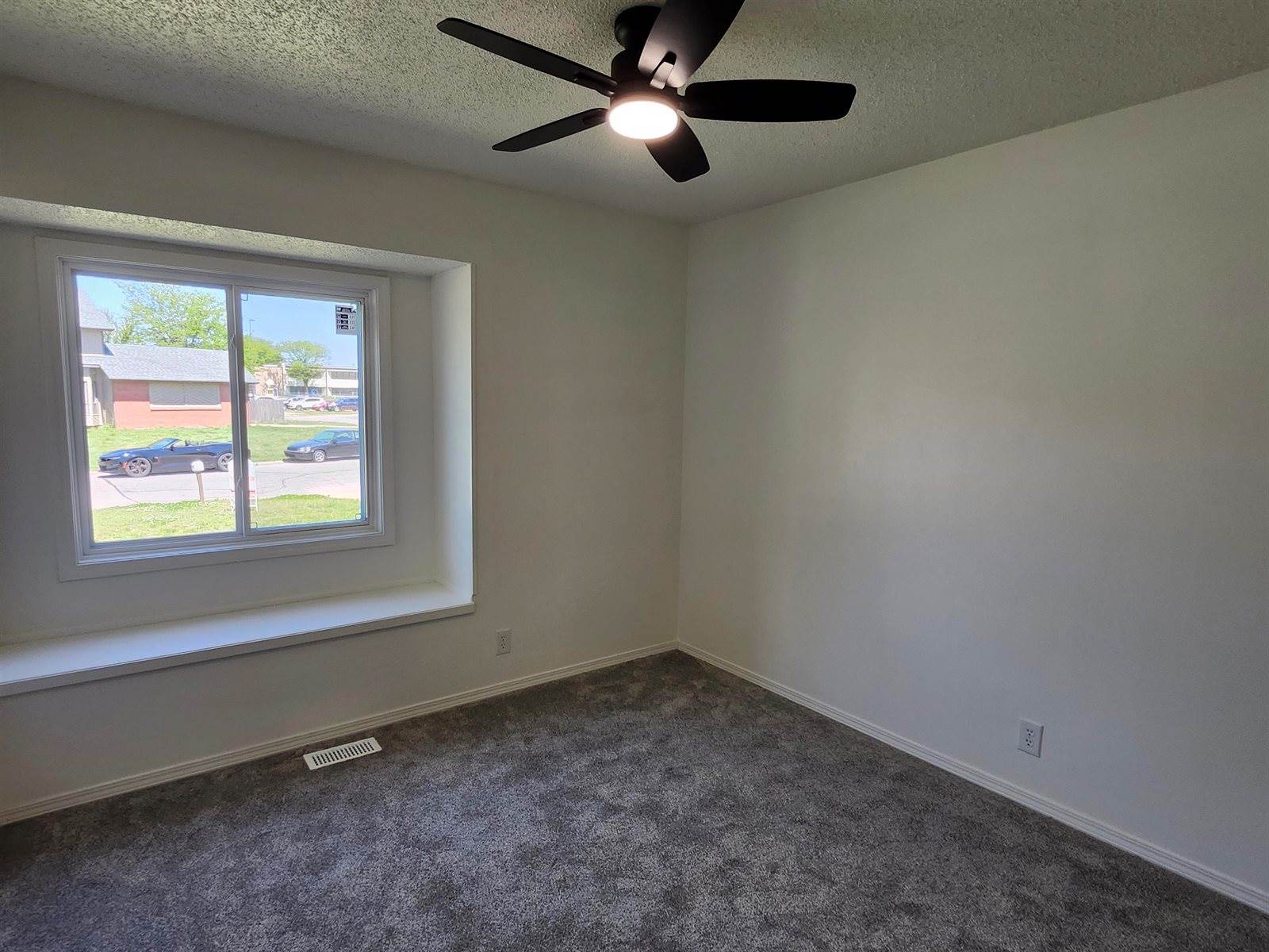 9039 East Skinner St, Wichita, KS 67207