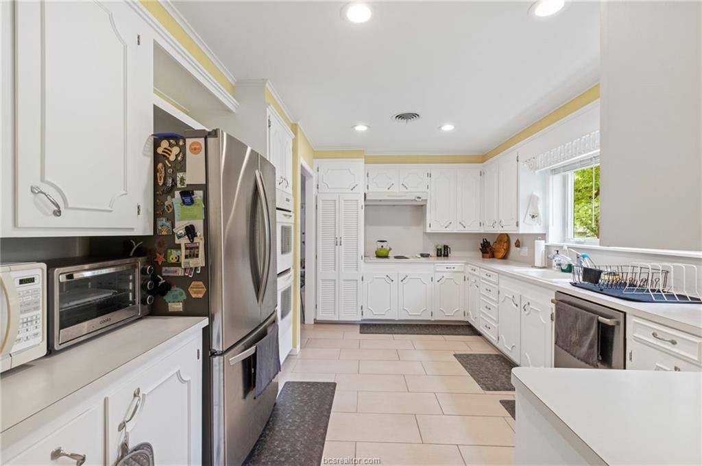 2405 Burton Drive, Bryan, TX 77802