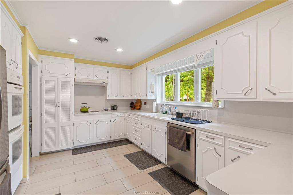 2405 Burton Drive, Bryan, TX 77802