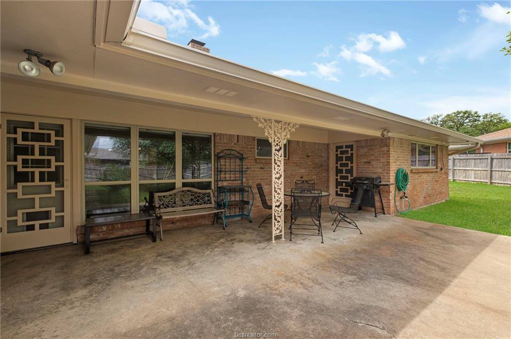 2405 Burton Drive, Bryan, TX 77802