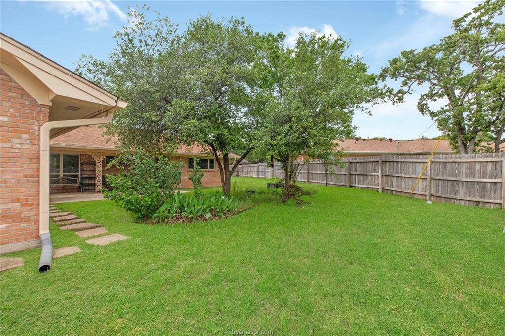 2405 Burton Drive, Bryan, TX 77802