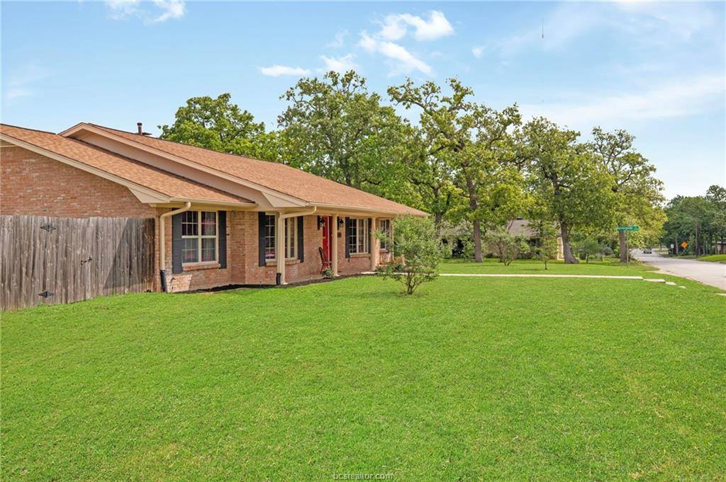 2405 Burton Drive, Bryan, TX 77802