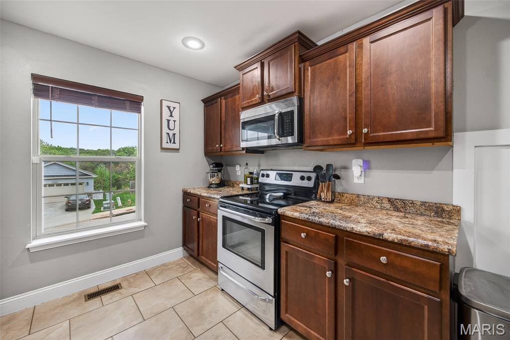 105 Sandstone Drive, Saint Robert, MO 65584