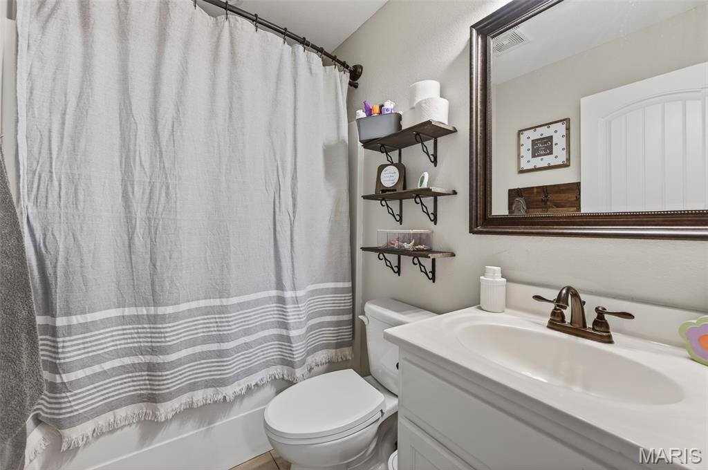 105 Sandstone Drive, Saint Robert, MO 65584