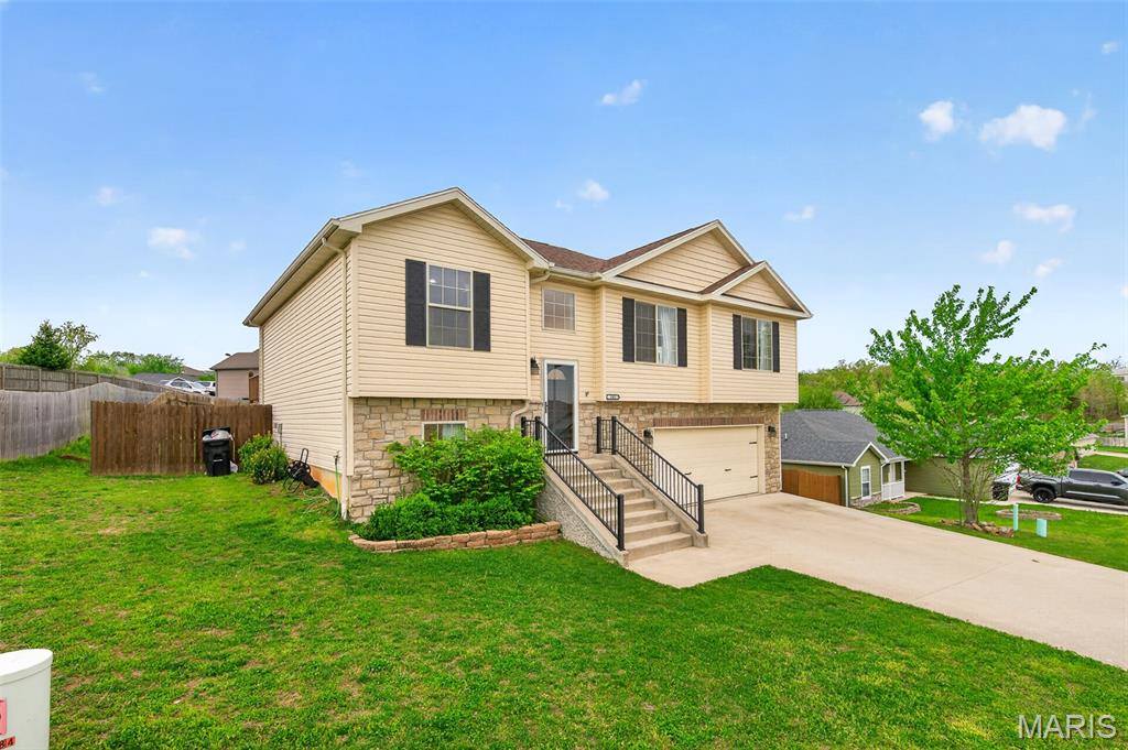 105 Sandstone Drive, Saint Robert, MO 65584
