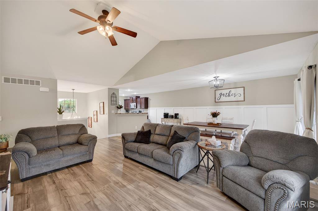 105 Sandstone Drive, Saint Robert, MO 65584