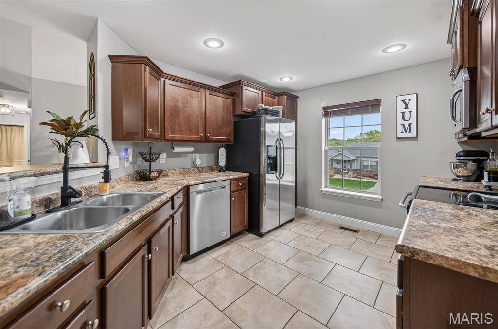 105 Sandstone Drive, Saint Robert, MO 65584