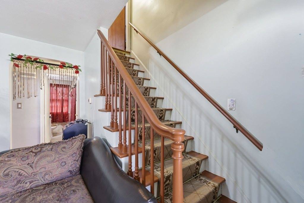 19 Carnavon Circle, Springfield, MA 01109