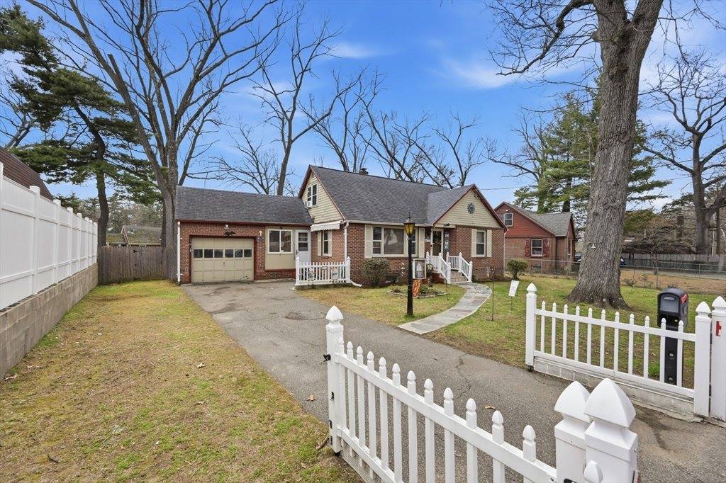 19 Carnavon Circle, Springfield, MA 01109