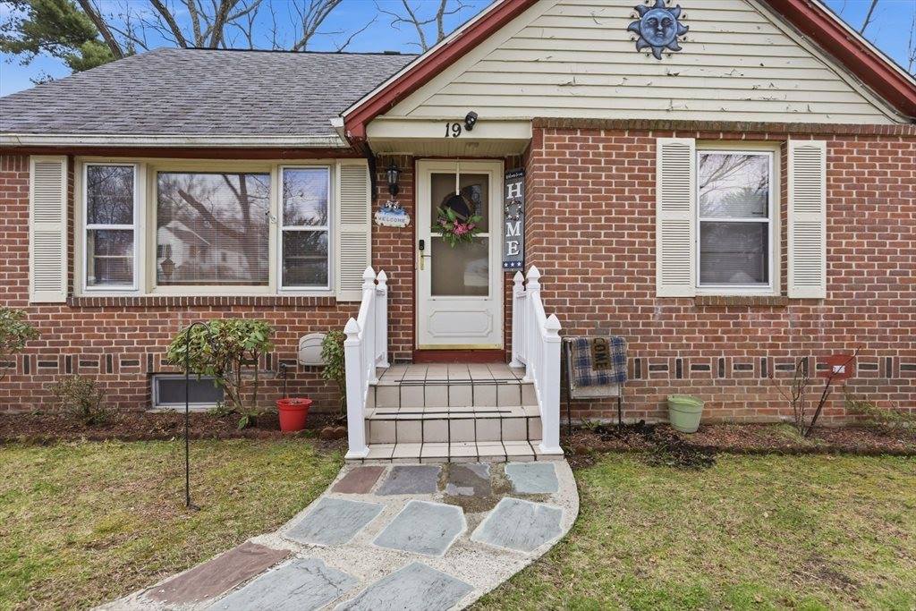19 Carnavon Circle, Springfield, MA 01109
