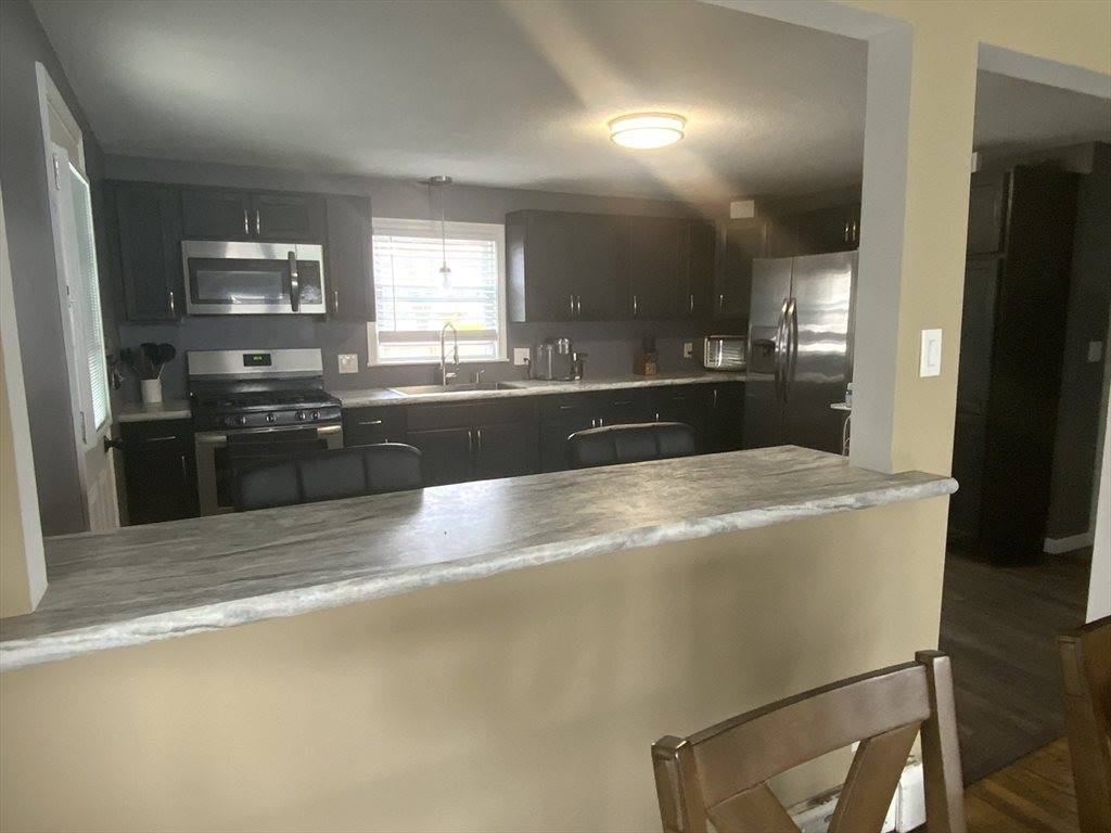 86 Peekskill Ave, Springfield, MA 01129