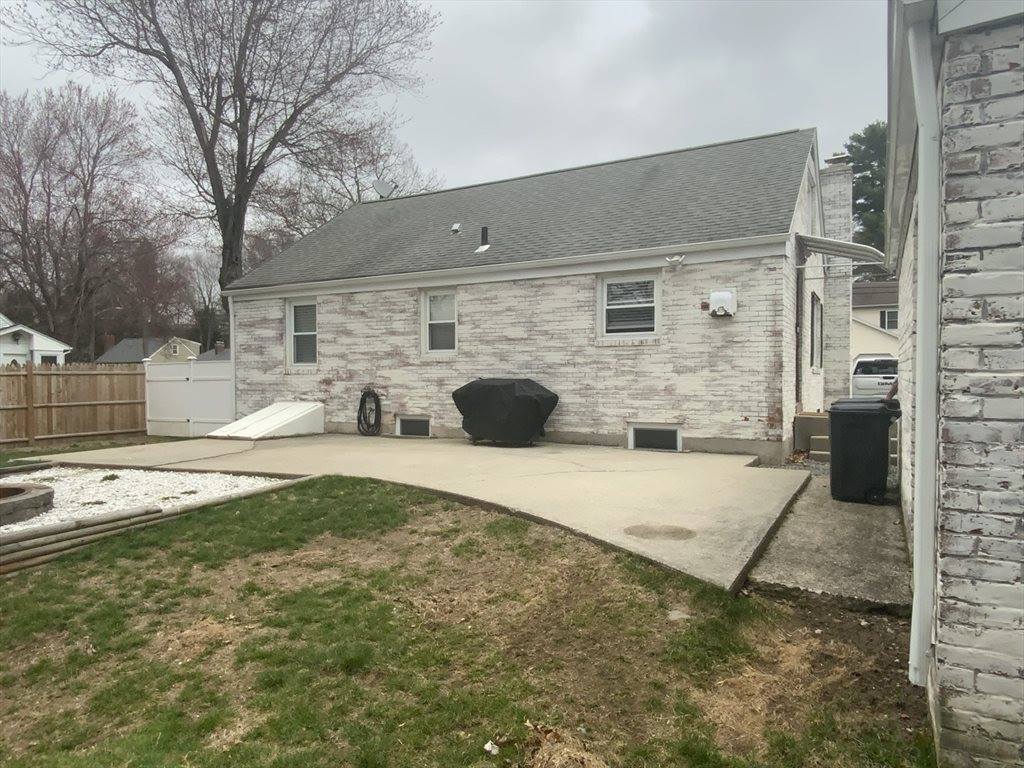 86 Peekskill Ave, Springfield, MA 01129