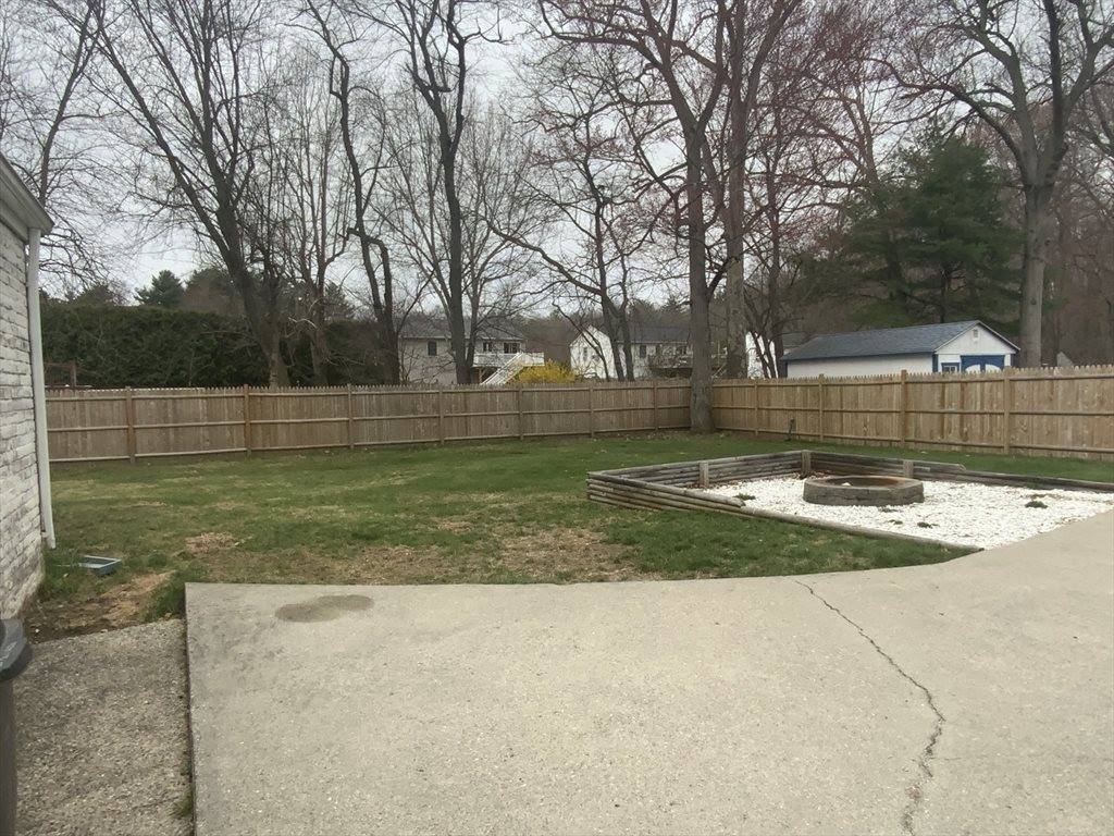 86 Peekskill Ave, Springfield, MA 01129