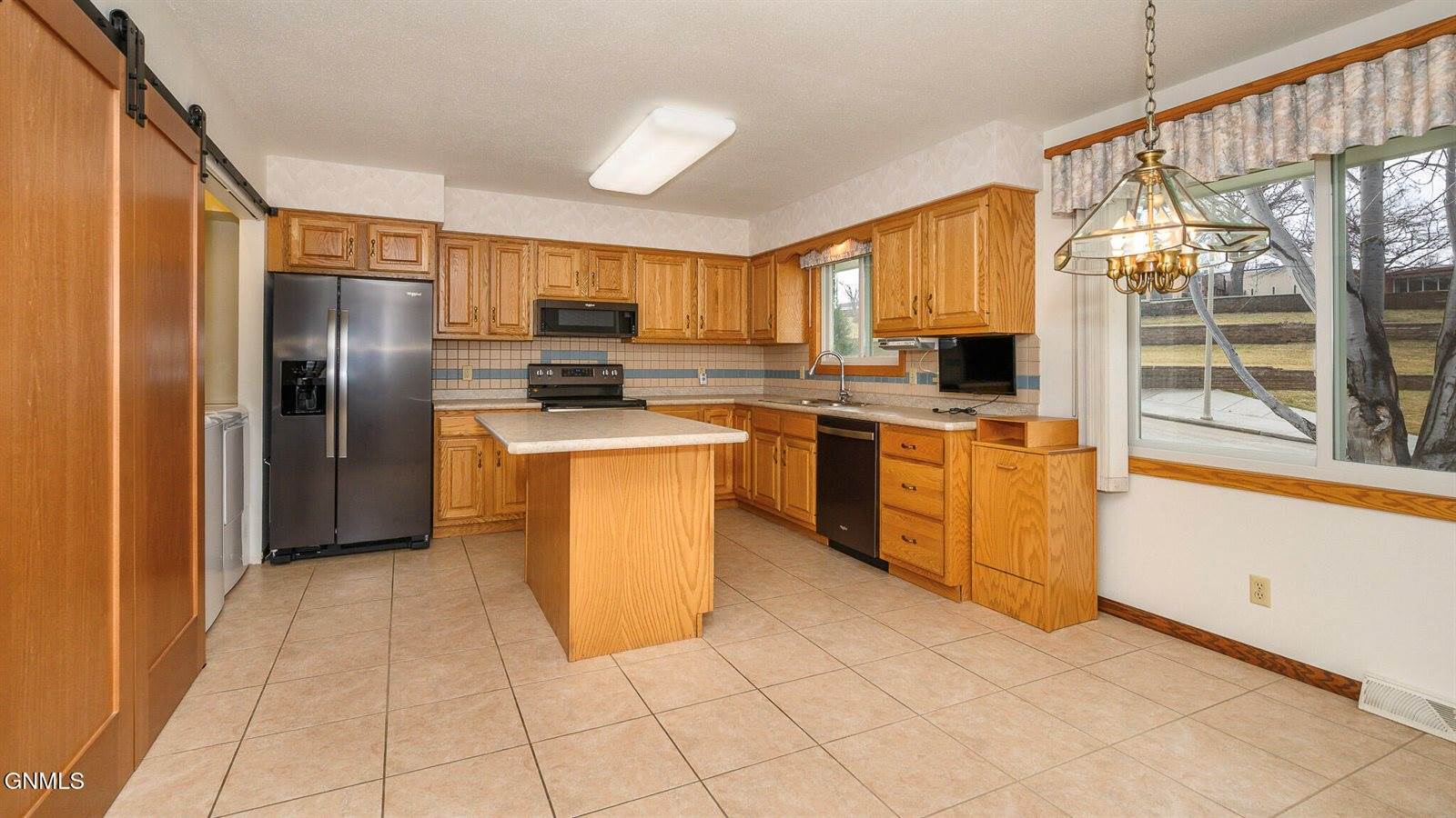 2406 Hillview Avenue, Bismarck, ND 58501