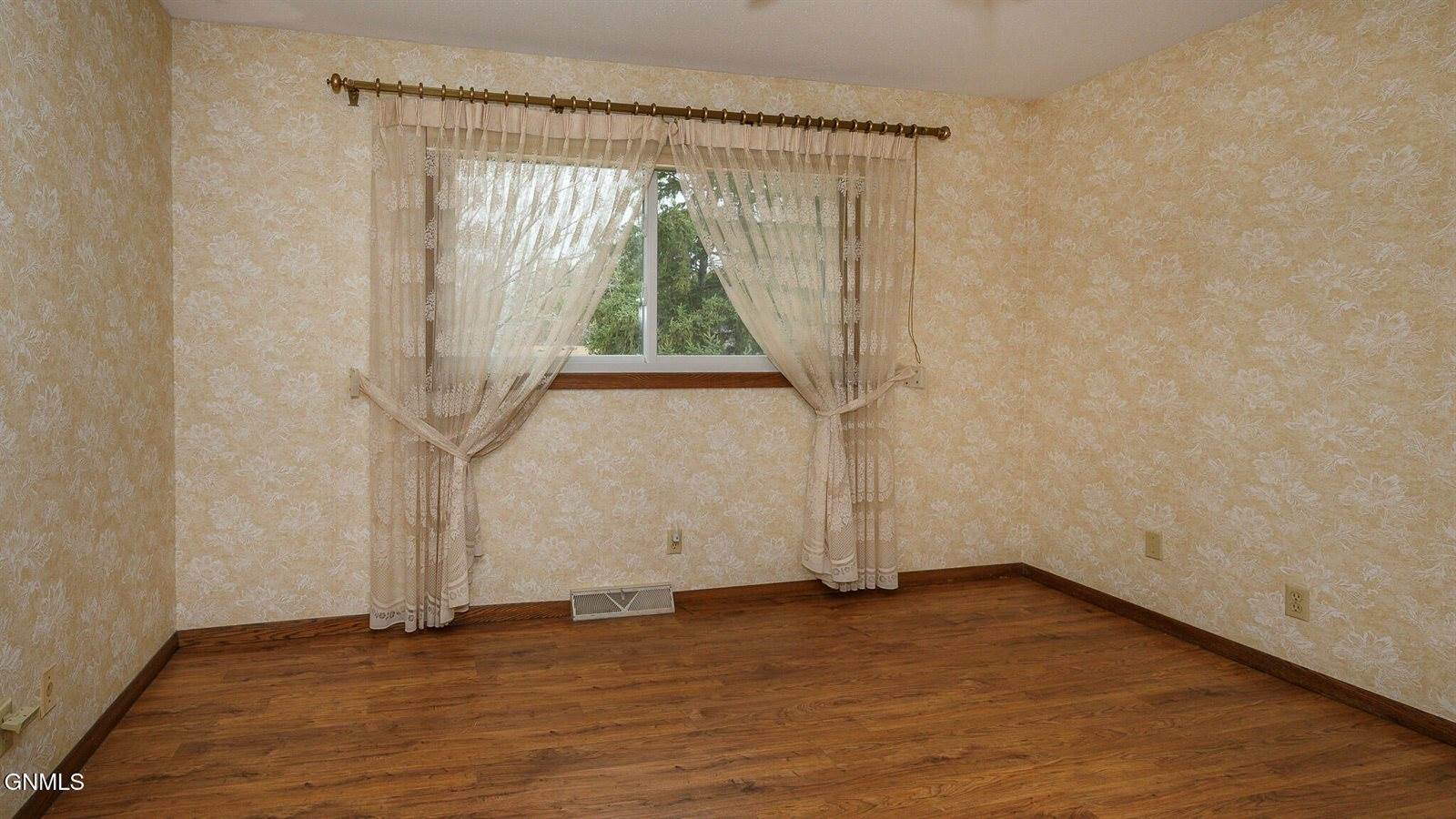 2406 Hillview Avenue, Bismarck, ND 58501