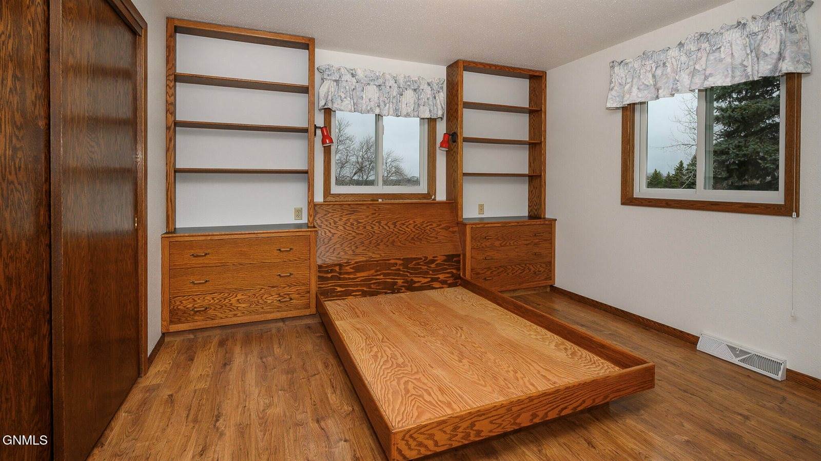 2406 Hillview Avenue, Bismarck, ND 58501