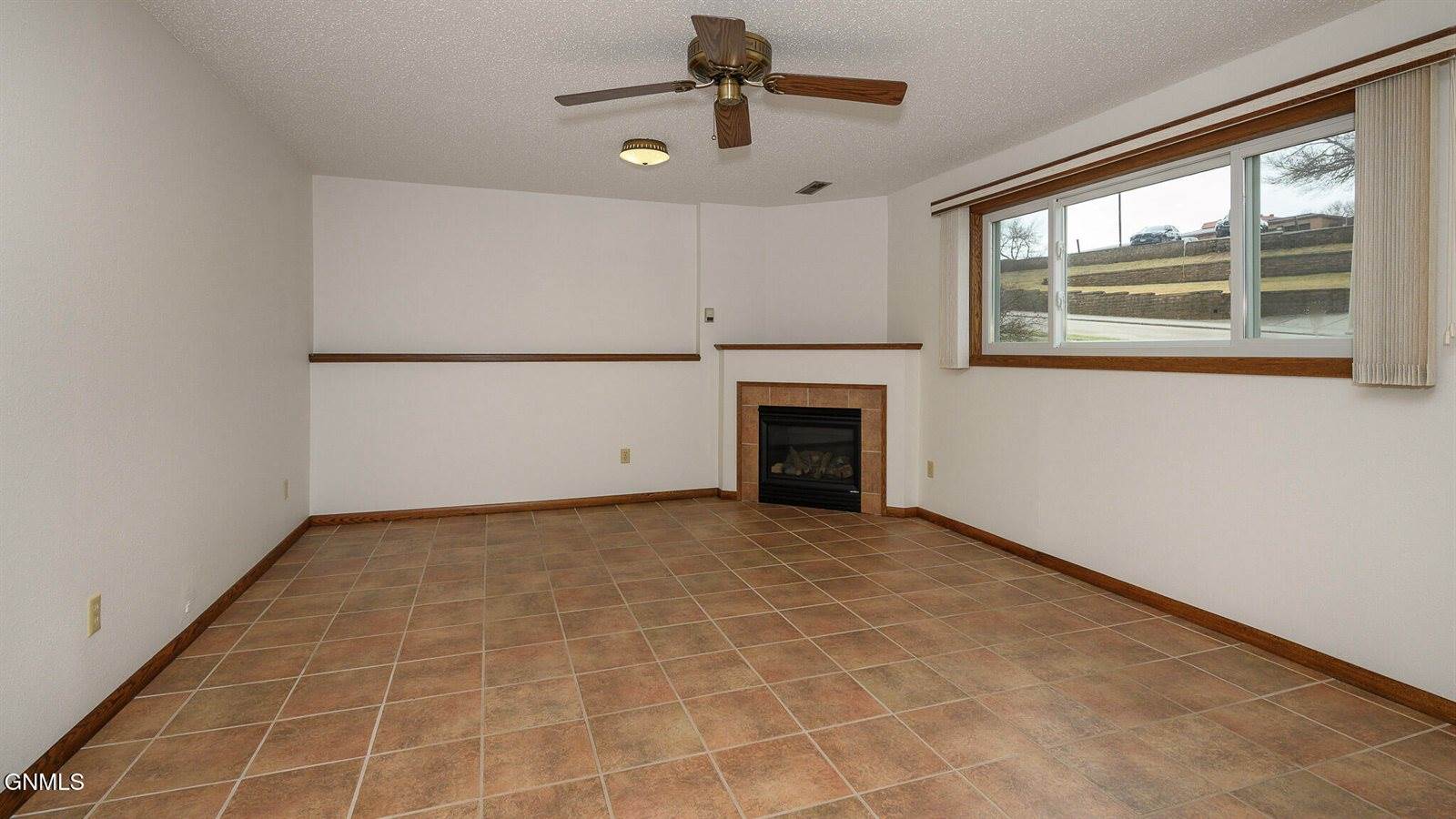 2406 Hillview Avenue, Bismarck, ND 58501