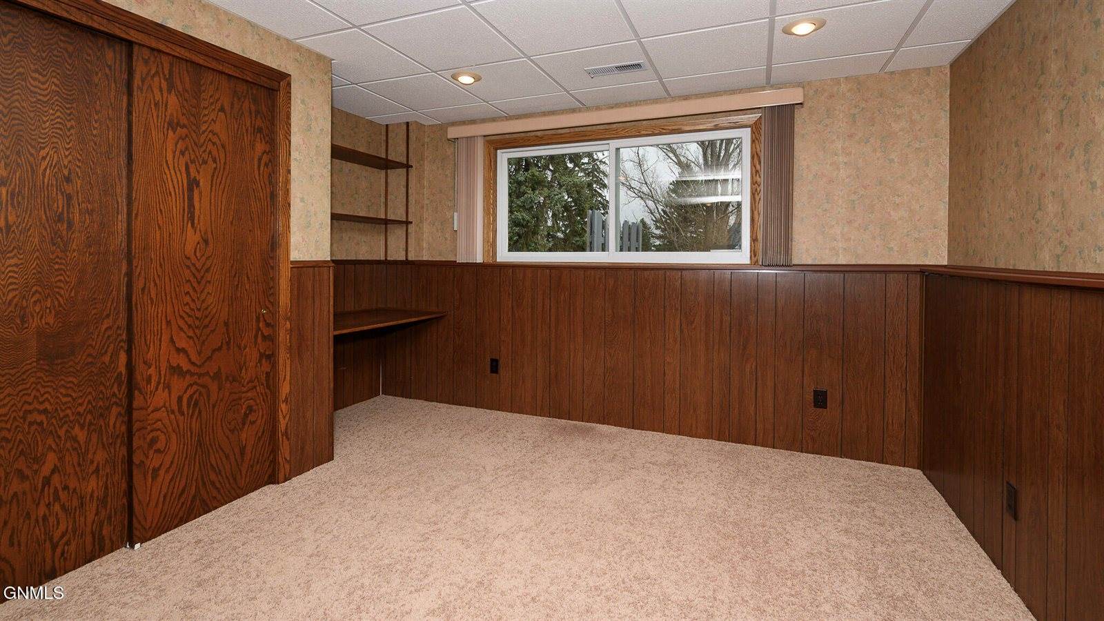 2406 Hillview Avenue, Bismarck, ND 58501