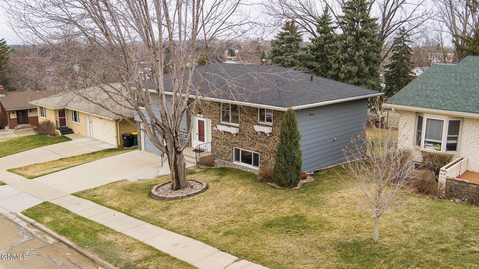 2406 Hillview Avenue, Bismarck, ND 58501