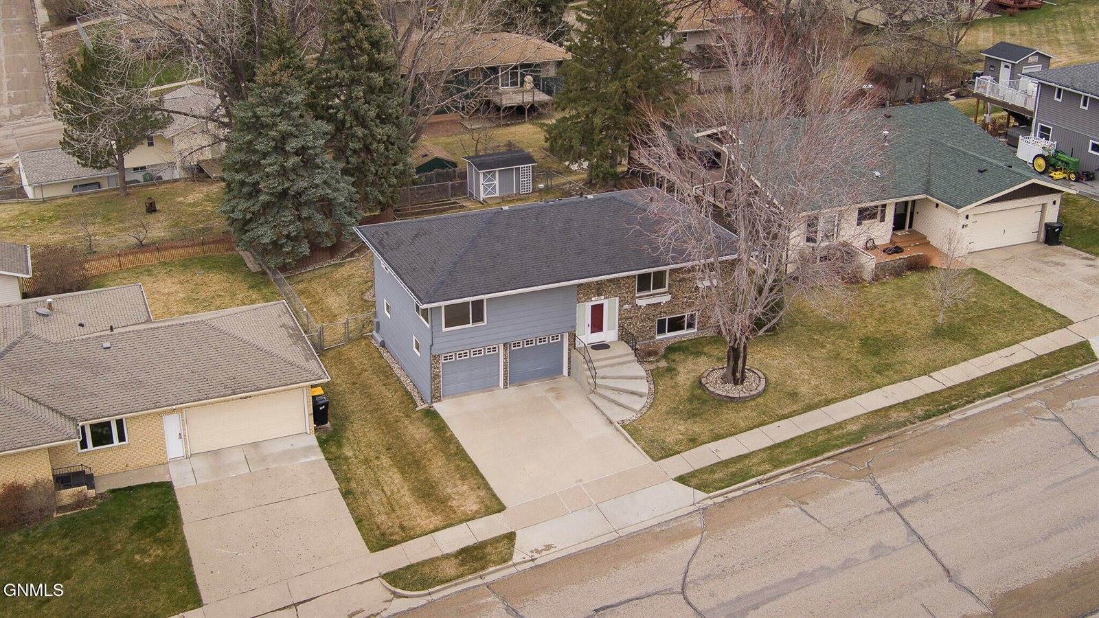 2406 Hillview Avenue, Bismarck, ND 58501
