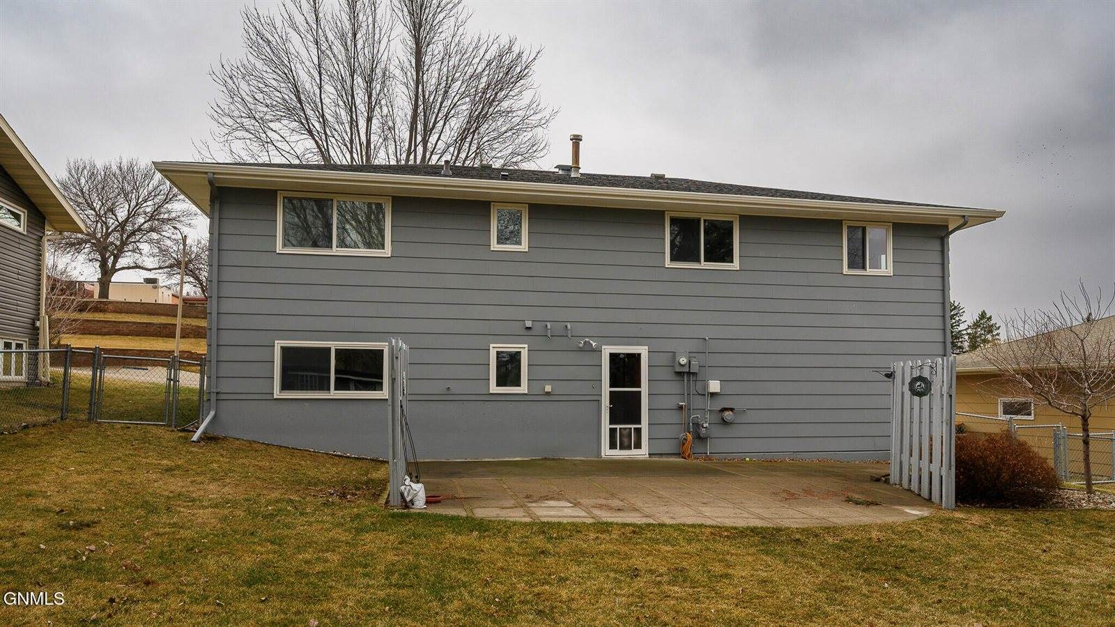 2406 Hillview Avenue, Bismarck, ND 58501