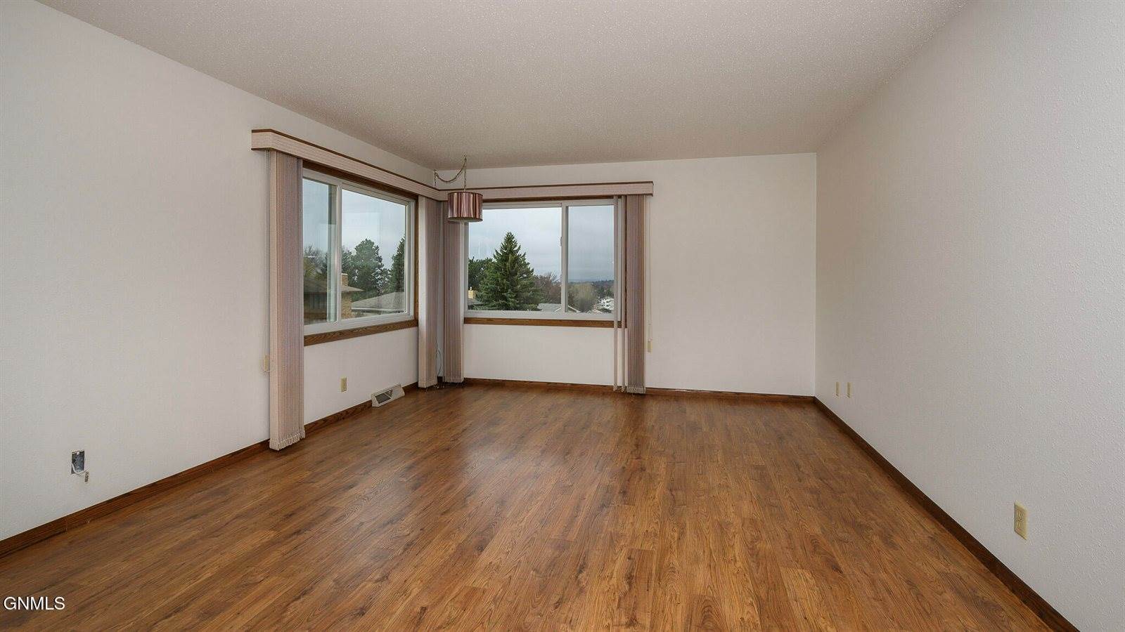 2406 Hillview Avenue, Bismarck, ND 58501