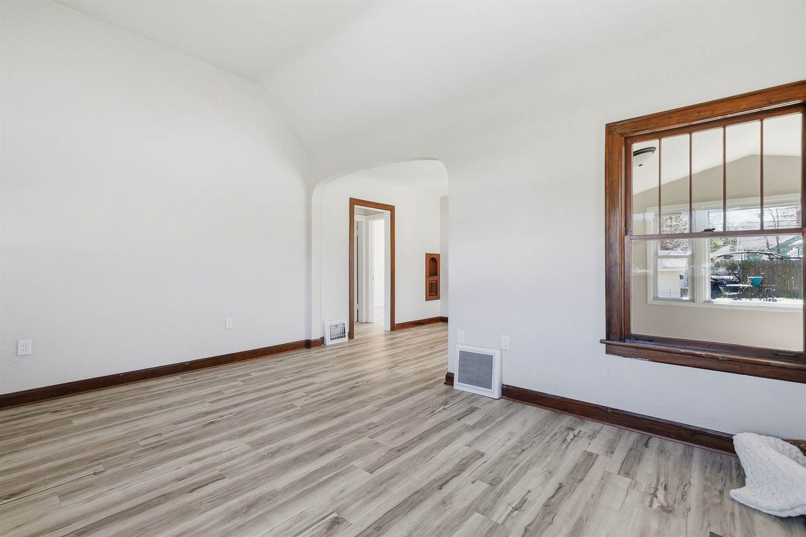 209 East Pleasant Street, Davenport, IA 52803