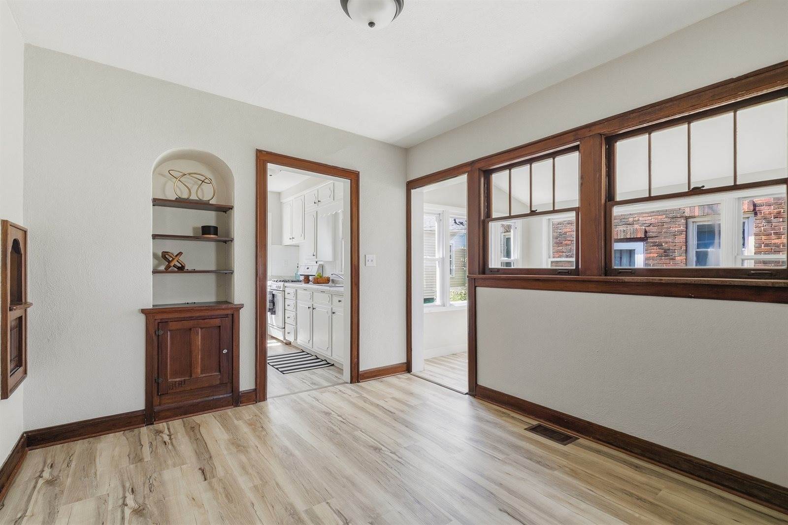 209 East Pleasant Street, Davenport, IA 52803