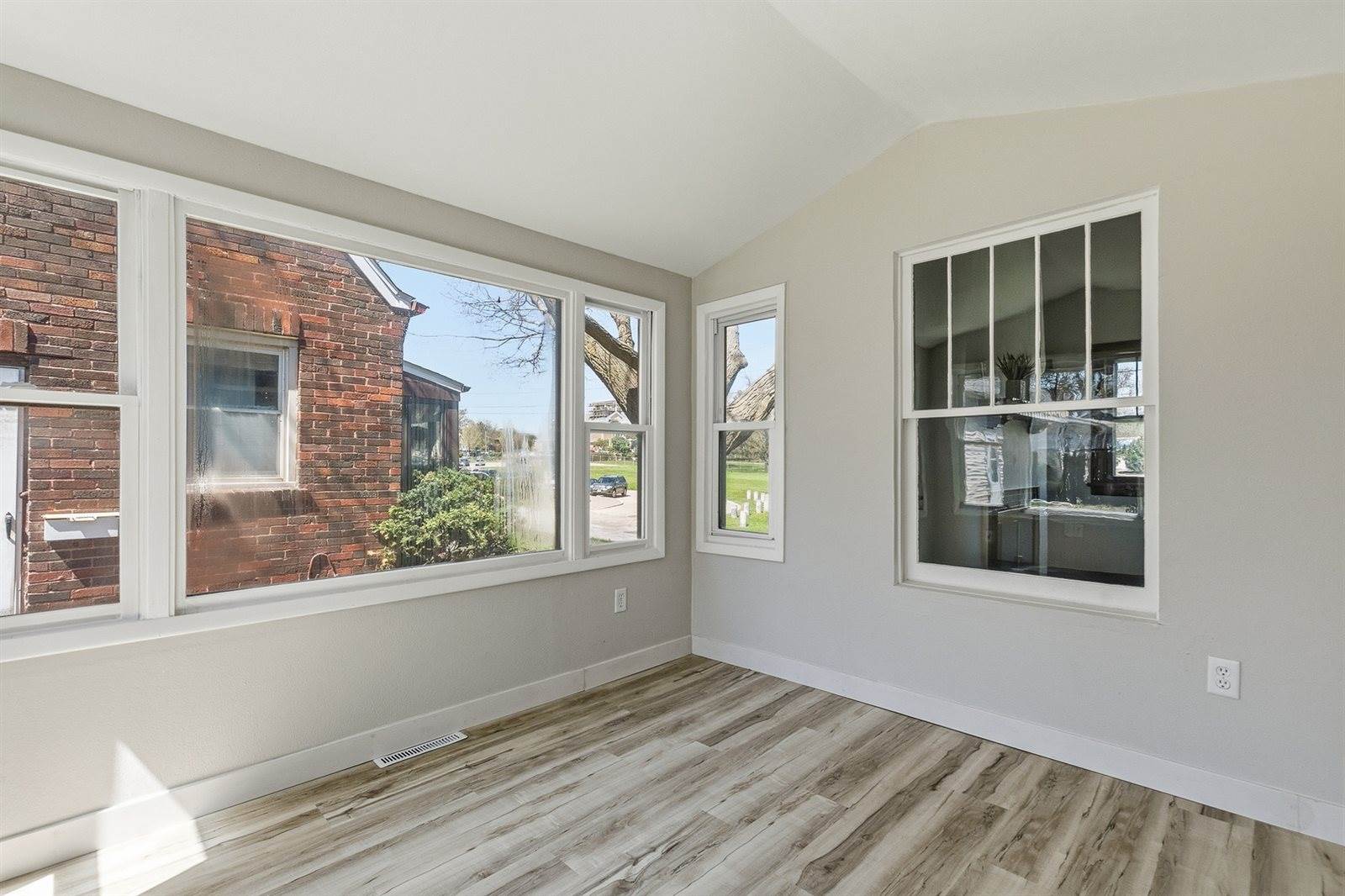 209 East Pleasant Street, Davenport, IA 52803