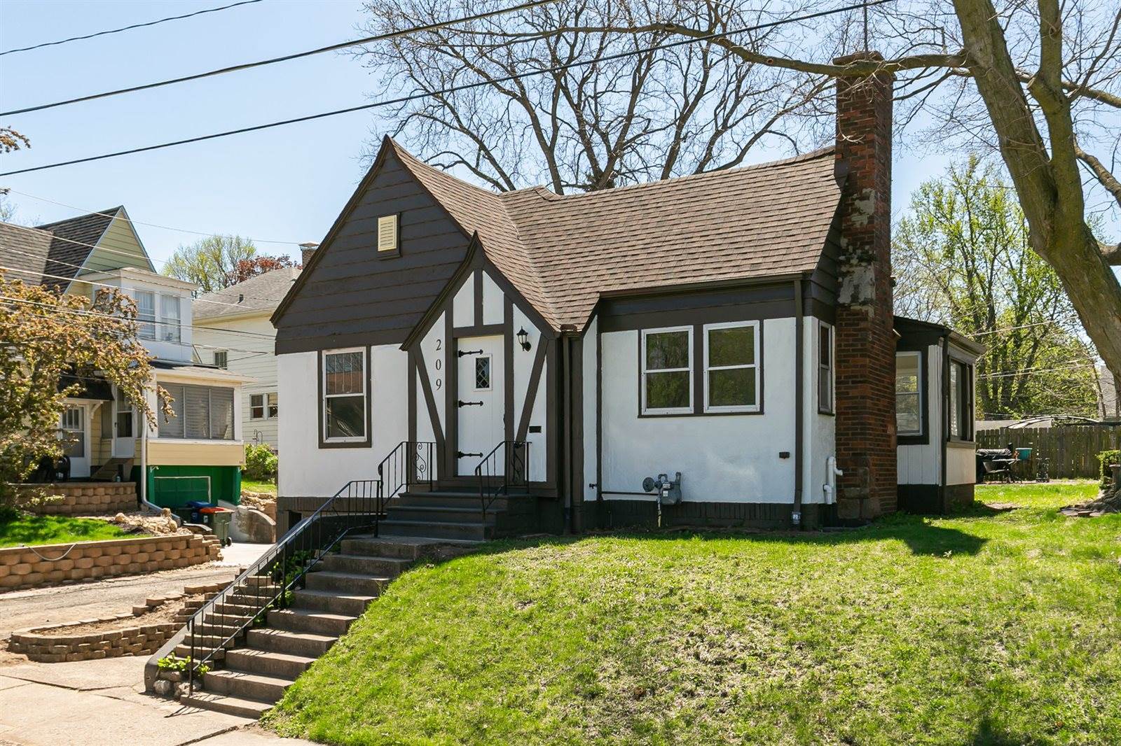 209 East Pleasant Street, Davenport, IA 52803