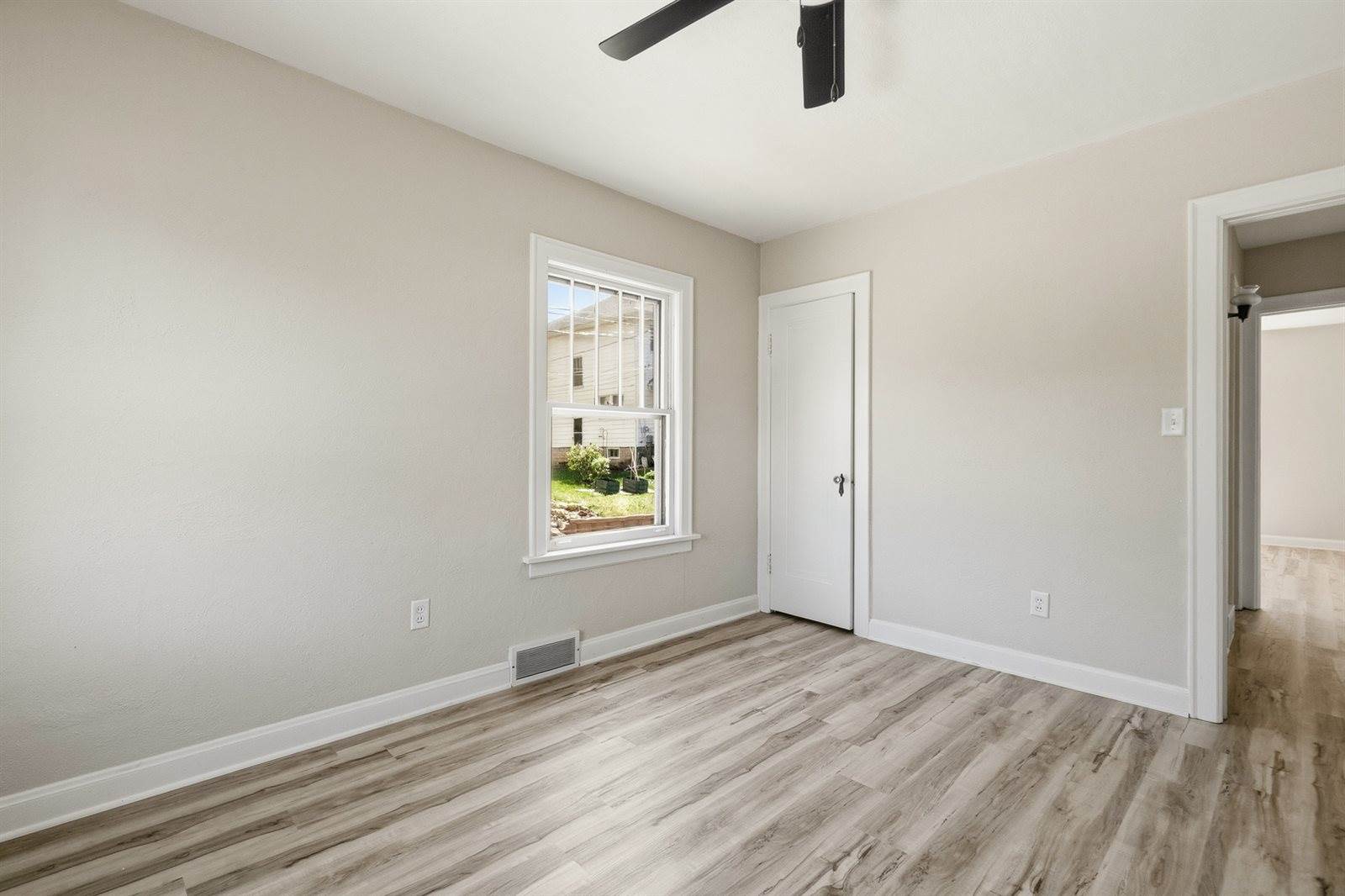 209 East Pleasant Street, Davenport, IA 52803