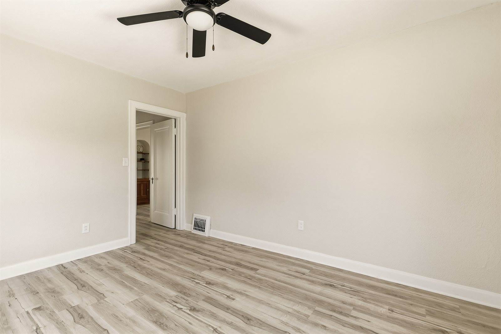 209 East Pleasant Street, Davenport, IA 52803