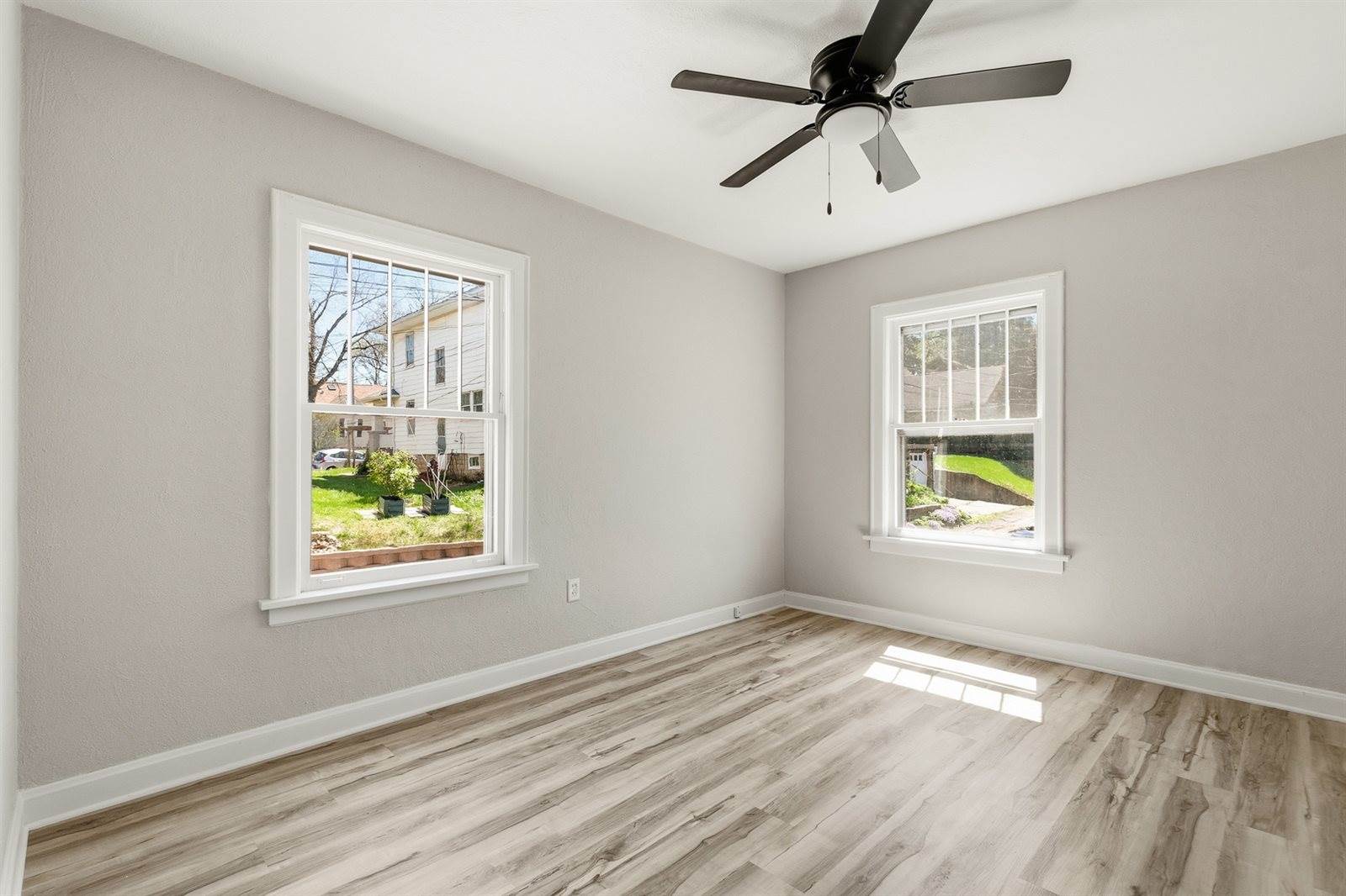 209 East Pleasant Street, Davenport, IA 52803