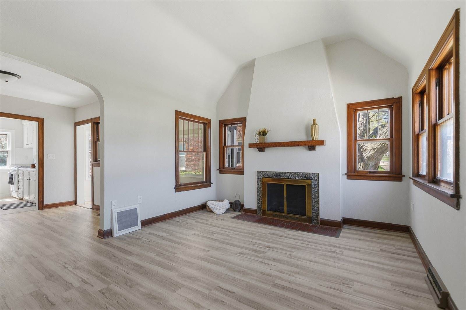 209 East Pleasant Street, Davenport, IA 52803