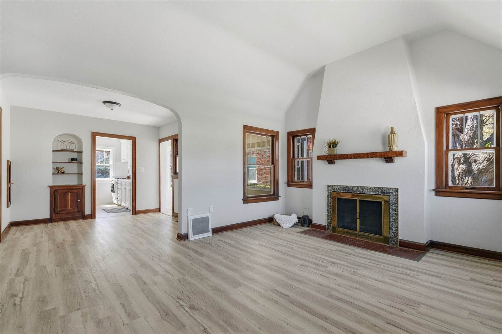 209 East Pleasant Street, Davenport, IA 52803