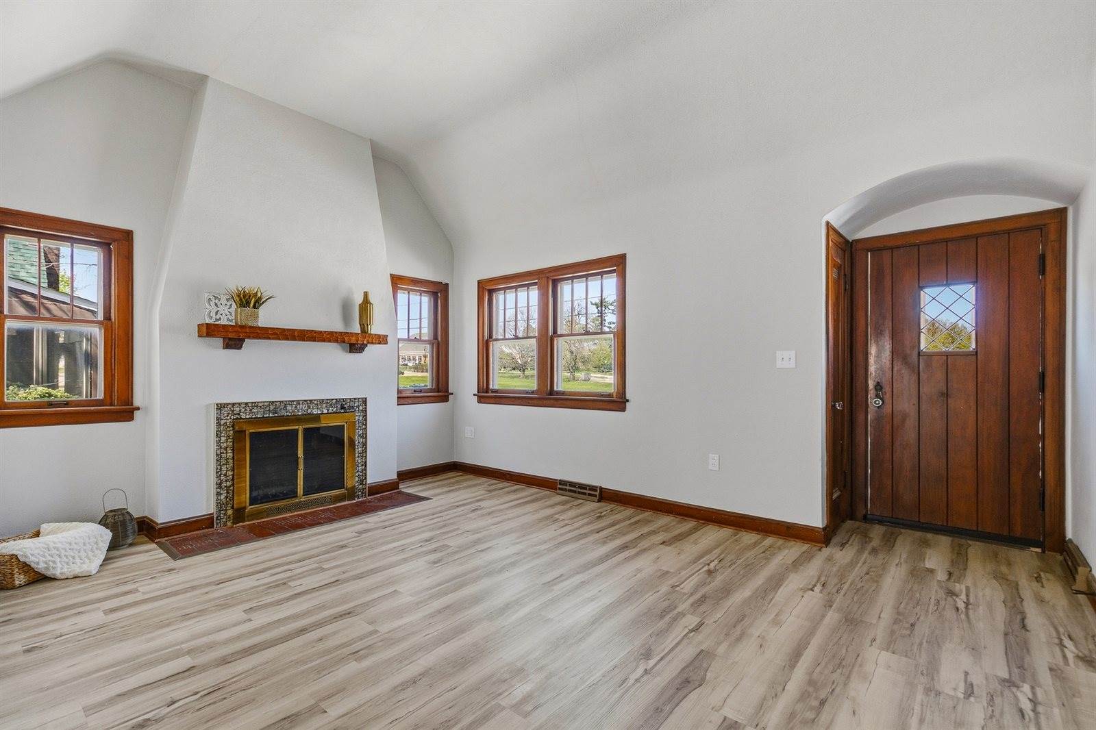 209 East Pleasant Street, Davenport, IA 52803