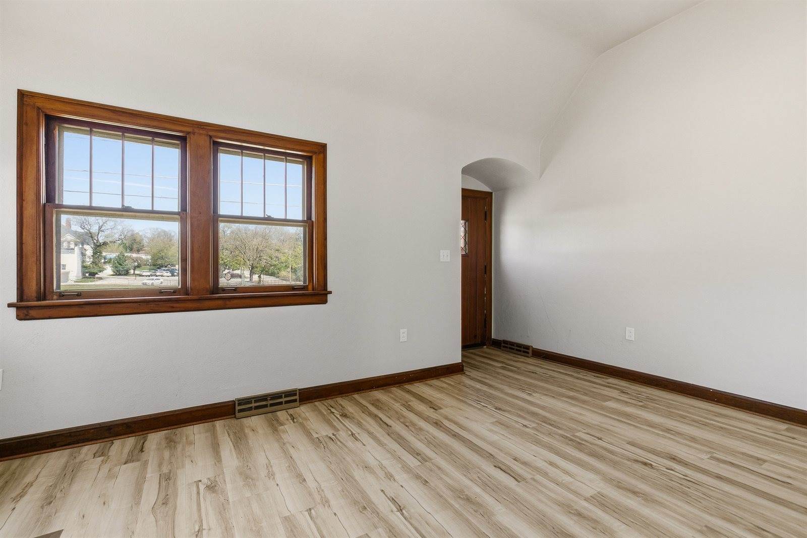 209 East Pleasant Street, Davenport, IA 52803
