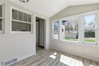 209 East Pleasant Street, Davenport, IA 52803