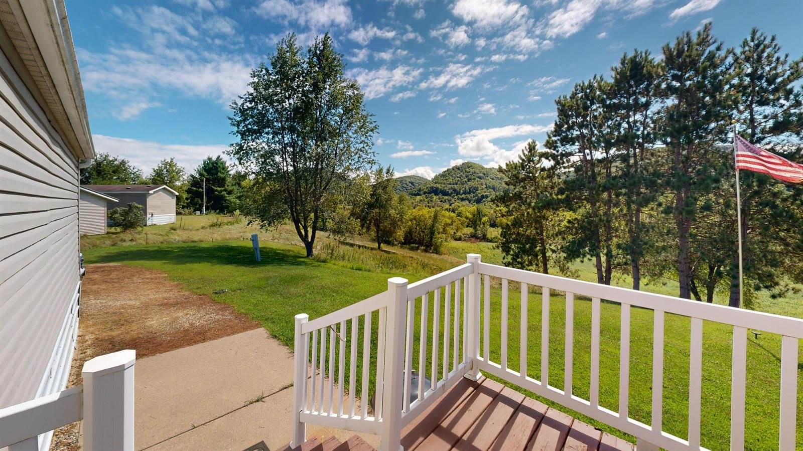 E2817 South Creek Rd, Genoa, WI 54624