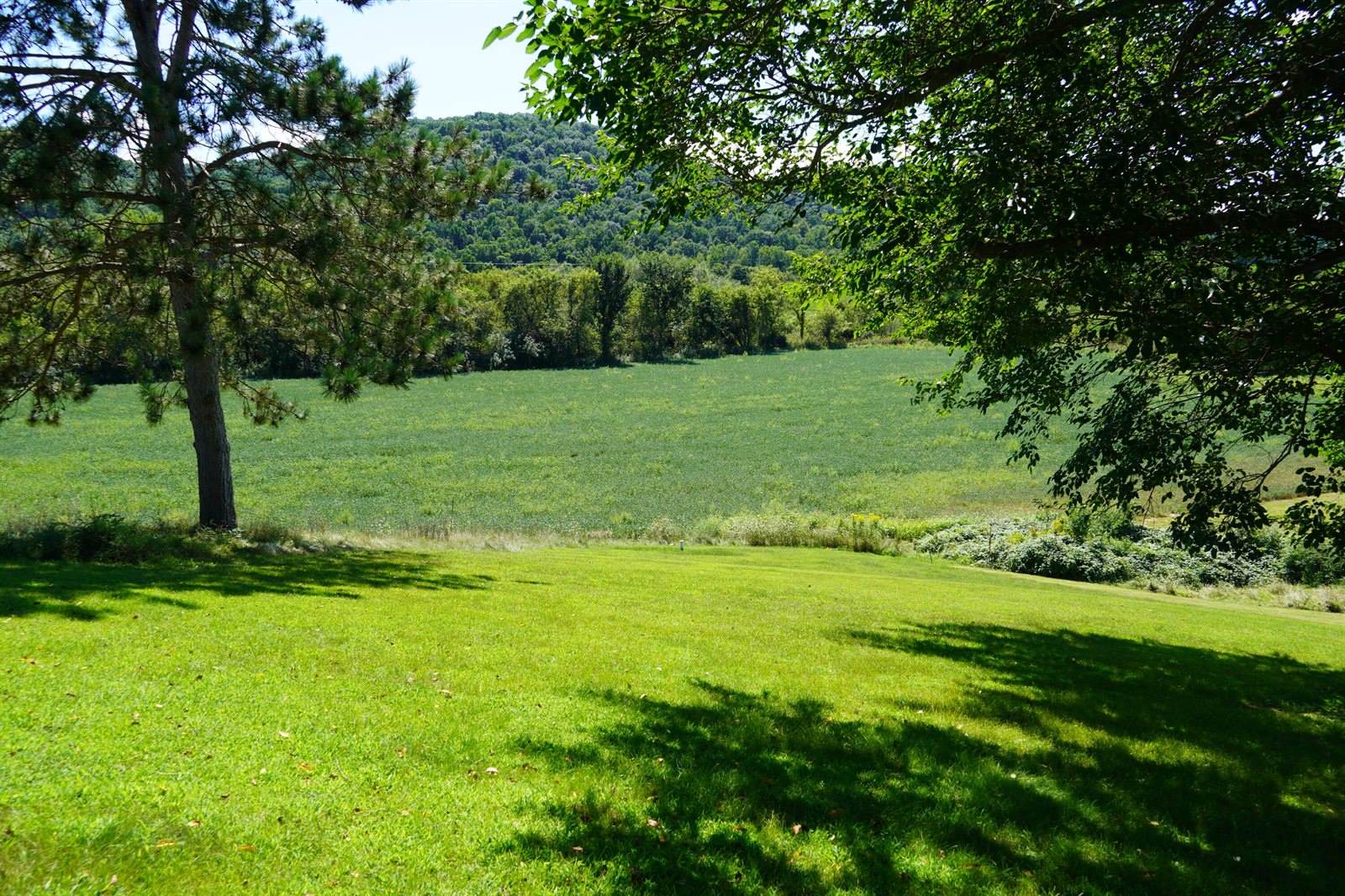 E2817 South Creek Rd, Genoa, WI 54624
