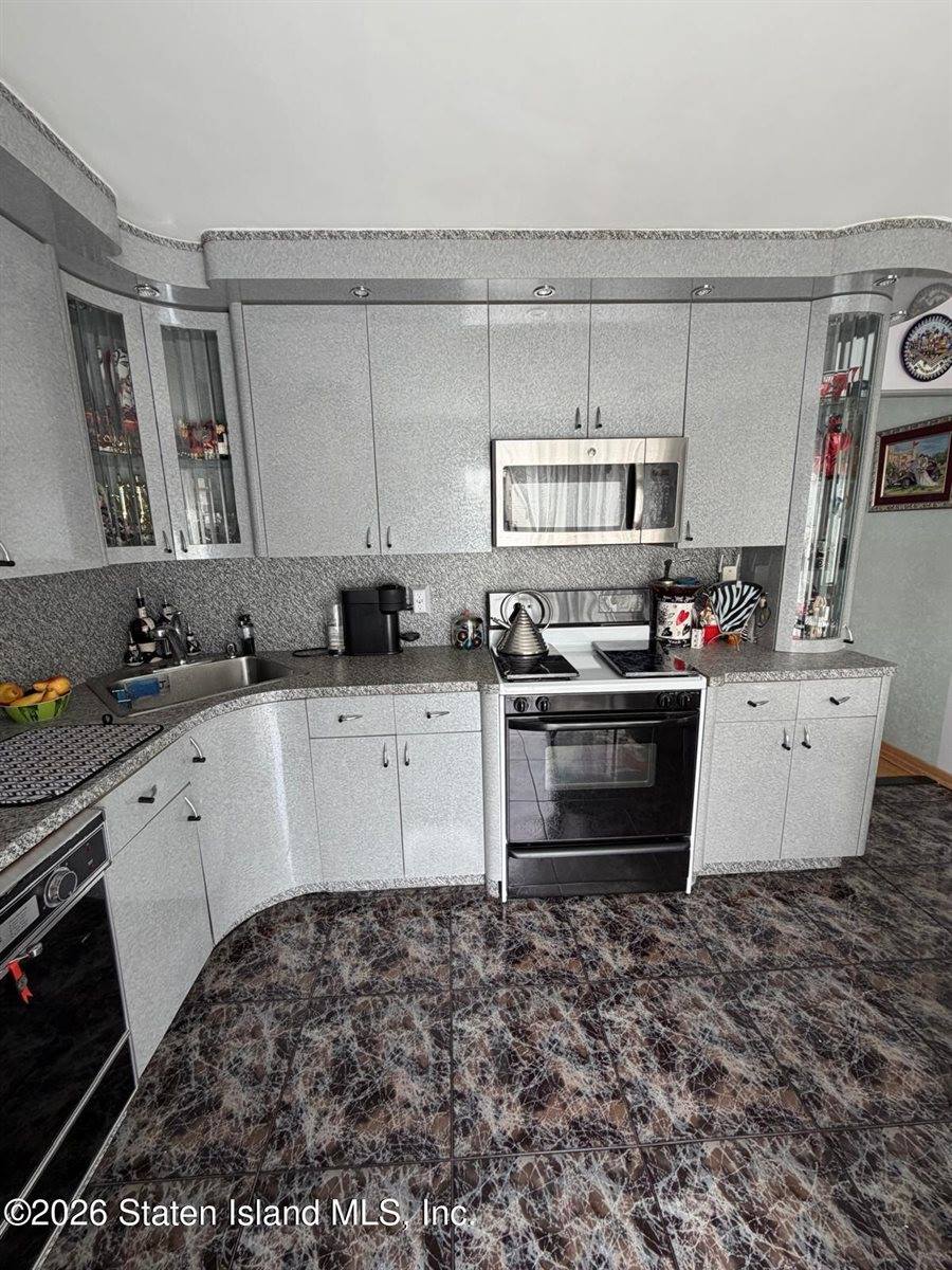 556 Dongan Hills Avenue, #13a, Staten Island, NY 10305