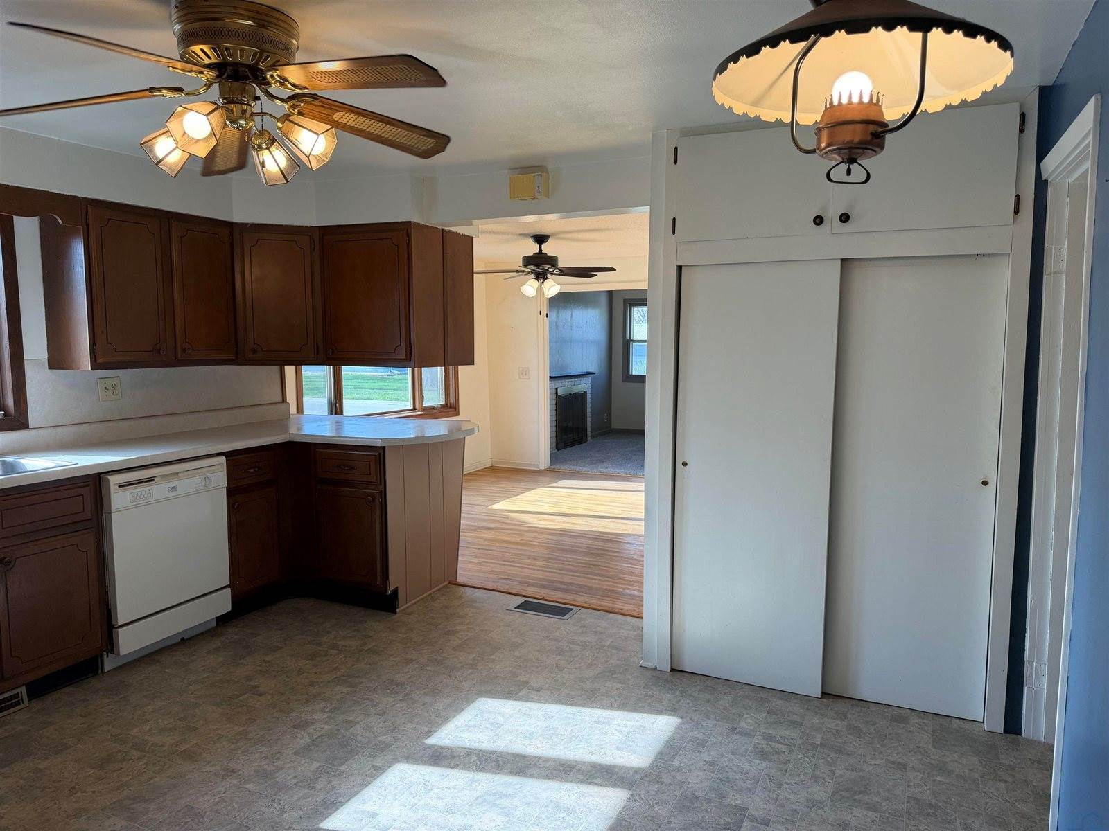 96 Sargent, Akron, IA 51001