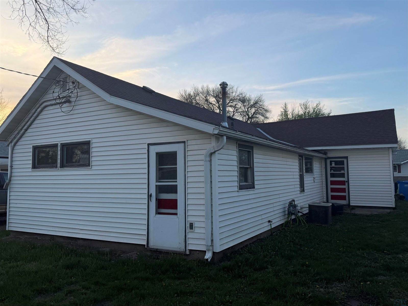96 Sargent, Akron, IA 51001