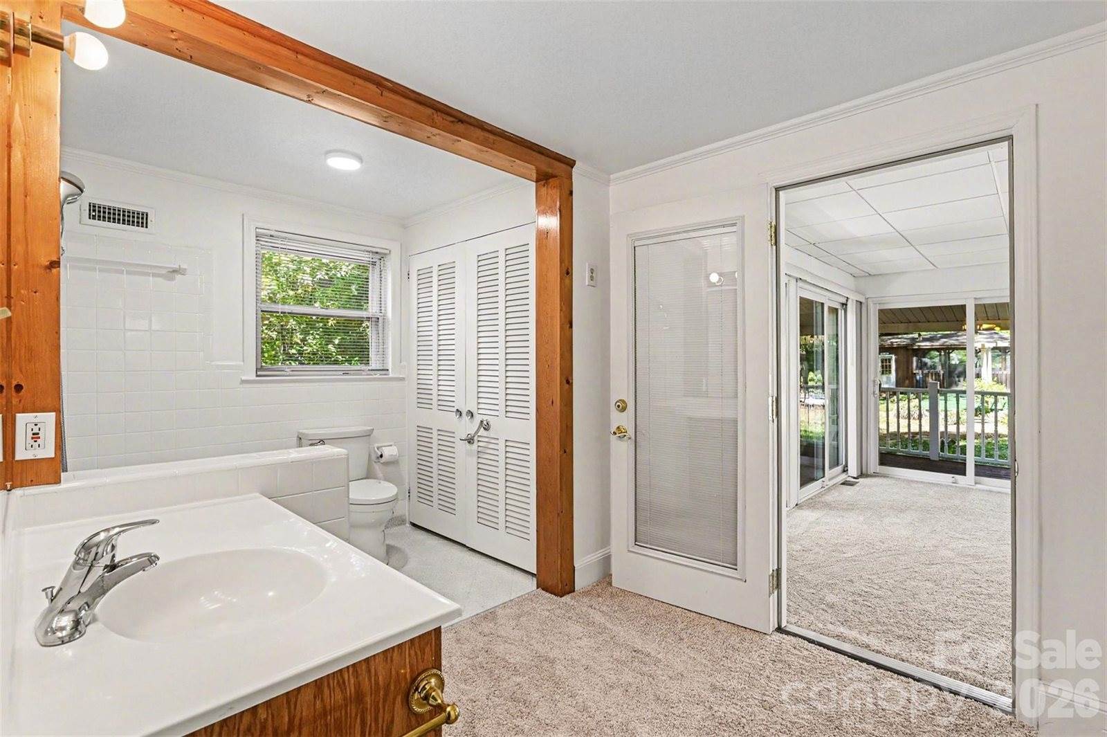 955 Hickory Nut Street, Charlotte, NC 28205