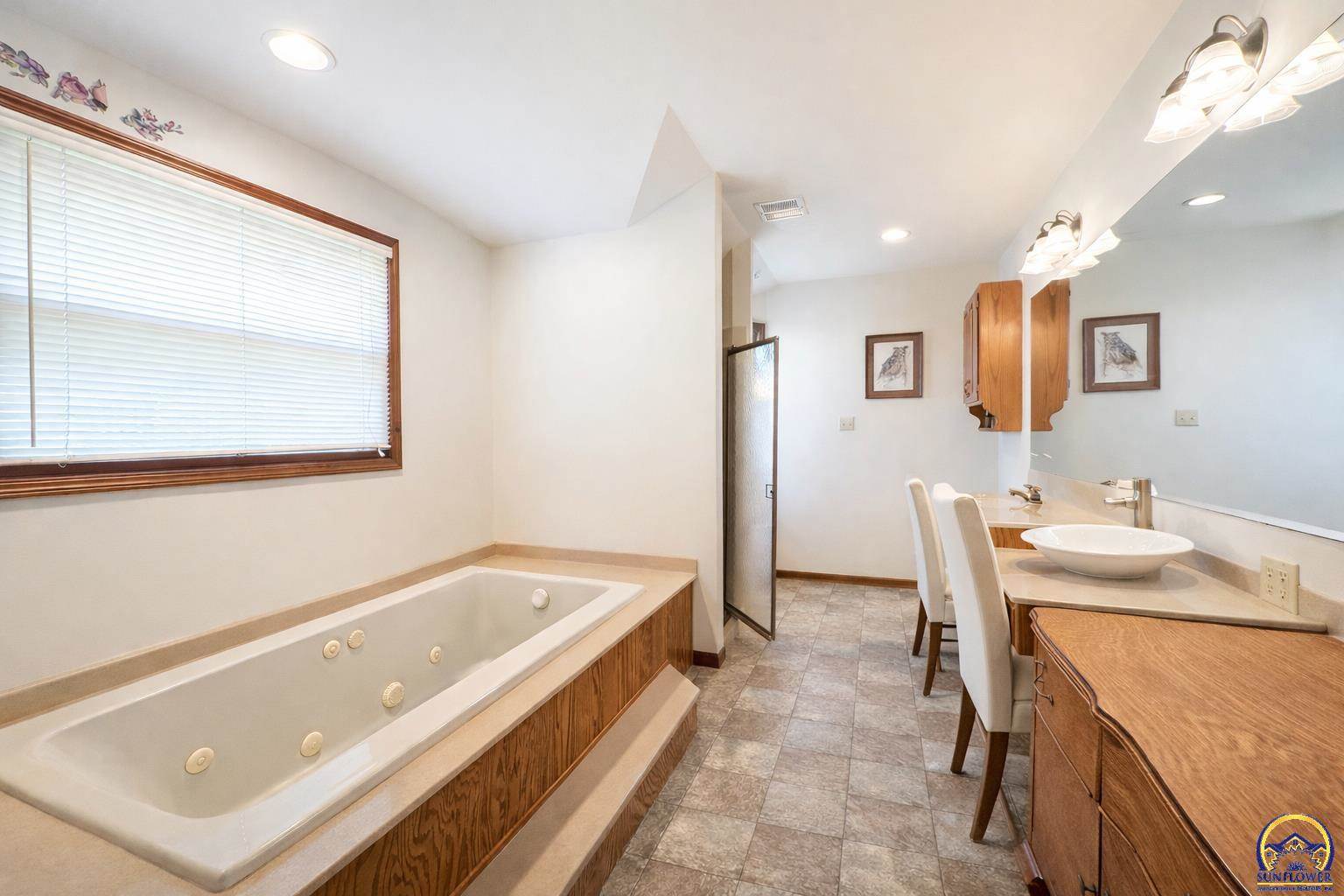 10020 SW Kingston RD, Wakarusa, KS 66546