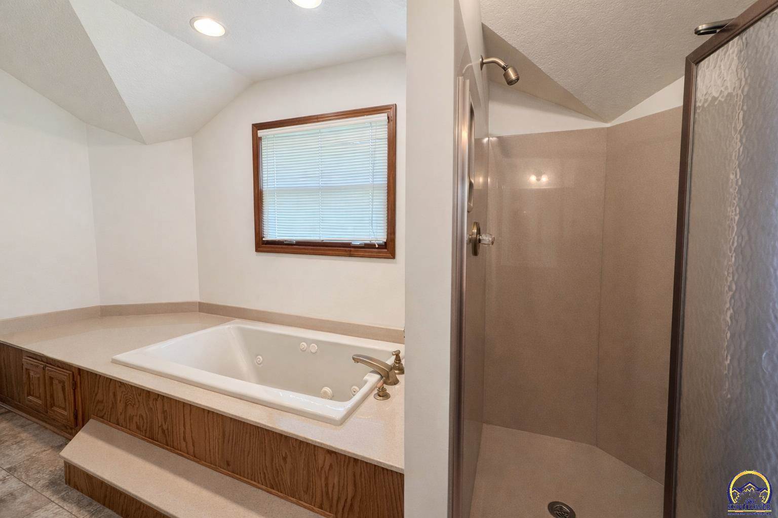 10020 SW Kingston RD, Wakarusa, KS 66546