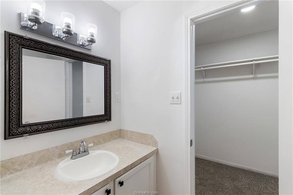 26 Holly Lane, Huntsville, TX 77340
