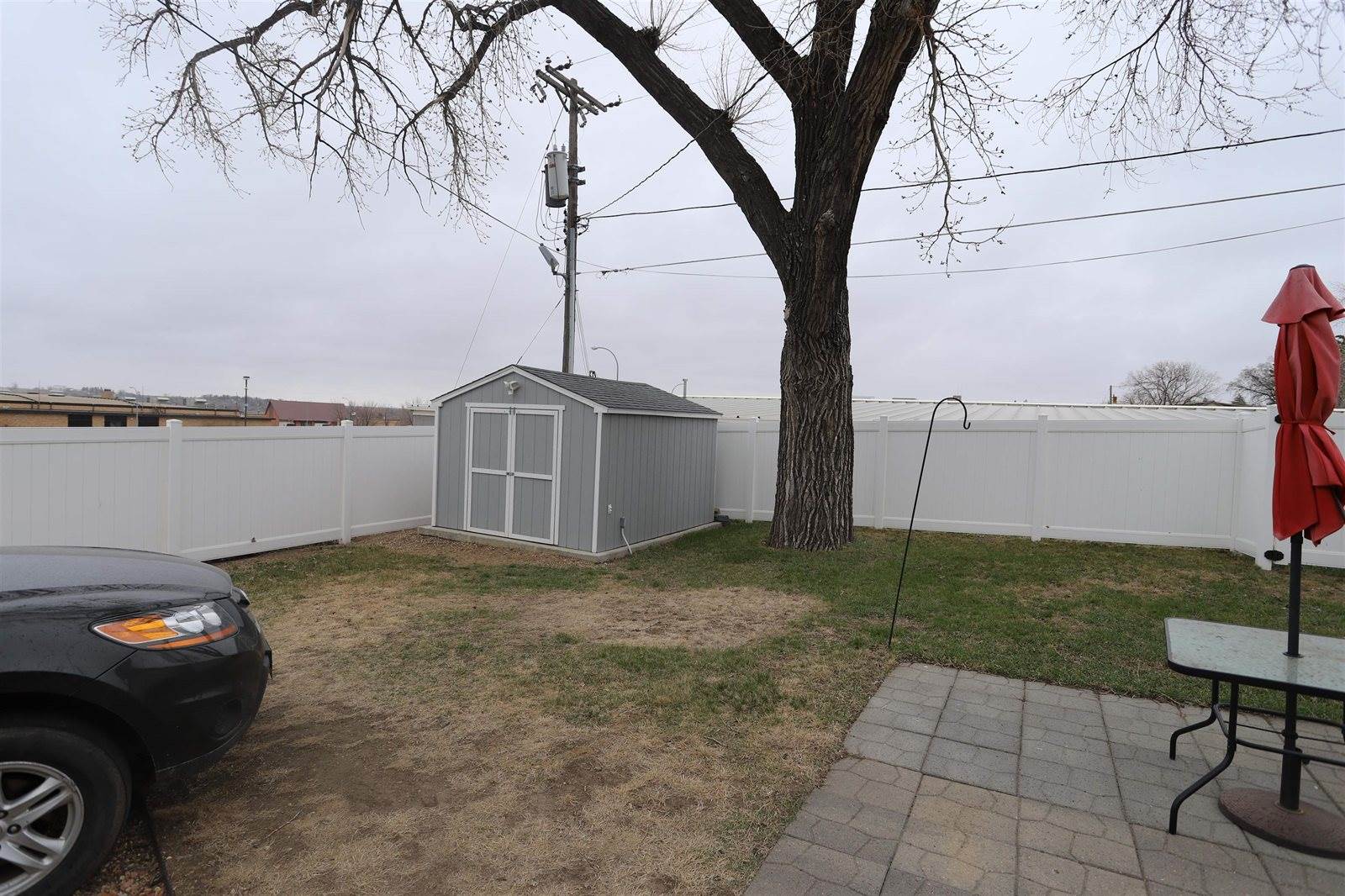 409 5th ST SW, Minot, ND 58701