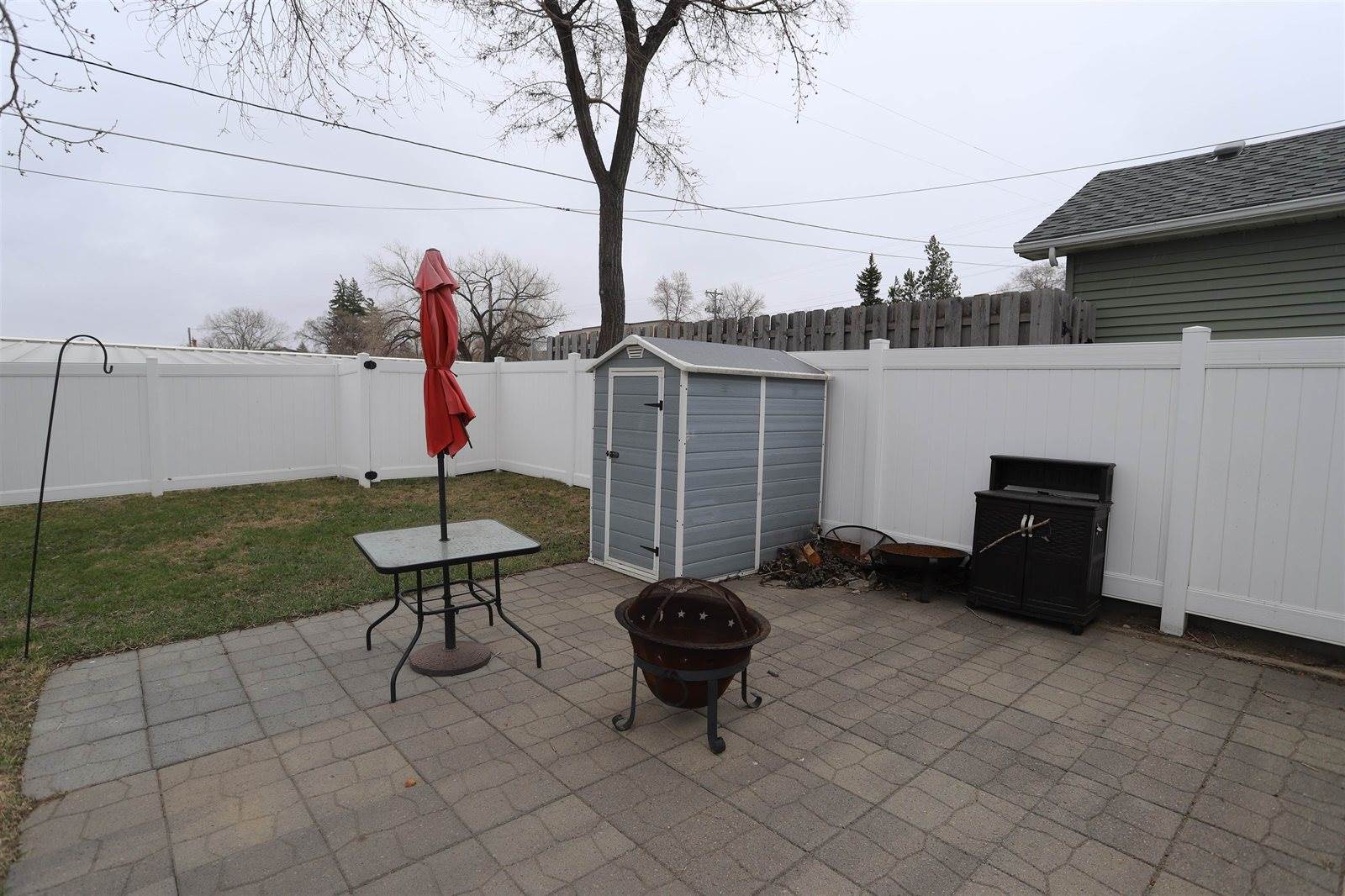409 5th ST SW, Minot, ND 58701